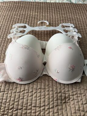 Jessica Simpson 34b push up bra with gentle
Lift